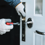 découvrez des méthodes efficaces et sécurisées pour déverrouiller une porte sans clé, alliant fiabilité et simplicité pour toutes vos situations d'urgence.