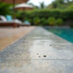 Prix au m² de la pierre naturelle de Bali : carrelage authentique pour piscine et terrasse extérieure