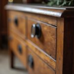 Astuces pour restaurer et nettoyer un meuble en bois ancien sans l'endommager